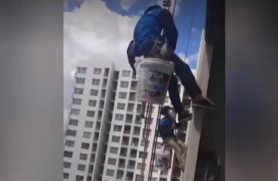 Doi muncitori care lucrau pe un zgârie-nori la un pas de moarte după ce o femeie le-a tăiat funia